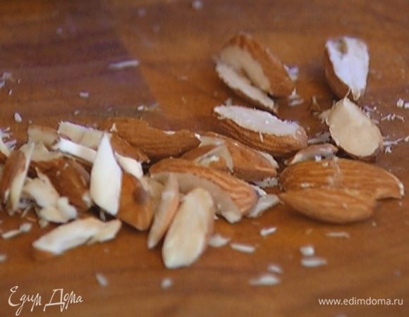 Миндаль слегка порубить ножом.