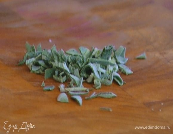 Листья шалфея мелко порезать.