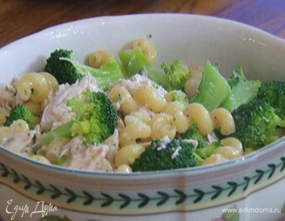 Готовые макароны соединить с сырной заправкой, курицей и брокколи, перемешать.