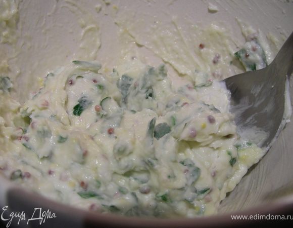 Разогреваем духовку до 190 гр, можно готовить на гриле или барбекю. В небольшой чашке смешиваем все ингредиенты для соуса (мне кажется, что часть масла можно заменить сметаной).
