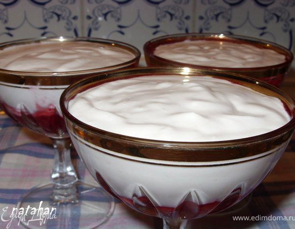 Мягкий творог взбить блендером с протёртой малиной, ванильным сахаром до однородной массы. Желатин высыпать в кружечку, добавить холодной кипячёной воды, хорошо перемешать и нагреть в микроволновке до полного растворения желатина (при мощности "разморозка" около минуты - но внимательно следить, что бы смесь не закипела). 
Сливки взбить блендером до увеличения в объеме в 1,5-2 раза.
В креманки положить по 2 чайных ложечки замороженной протертой с сахаром малины.
Соединить творог, желатин и сливки.
Тщательно перемешать и залить смесь в креманки сверху замороженной протёртой малины. Поставить креманки в холодильник на 1.5-2 часа.
"Неженка" готова. Приятного аппетита!