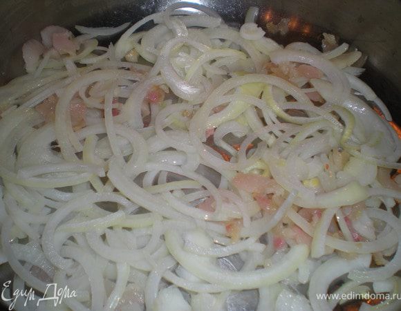 Лук нарезать полукольцами.Обжарить до золотистого цвета в разогретом свином жире.