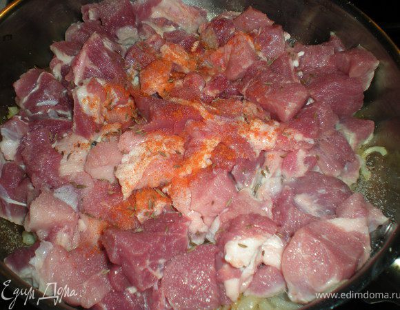Свинину нарезать небольшими кусочками.Добавить в кастрюлю с луком.Посолить,поперчить,посыпать тмином.