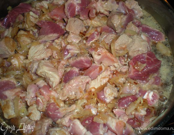 Влить полтора стакана пива,накрыть крышкой и тушить на слабом огне в течении 40-50 минут.