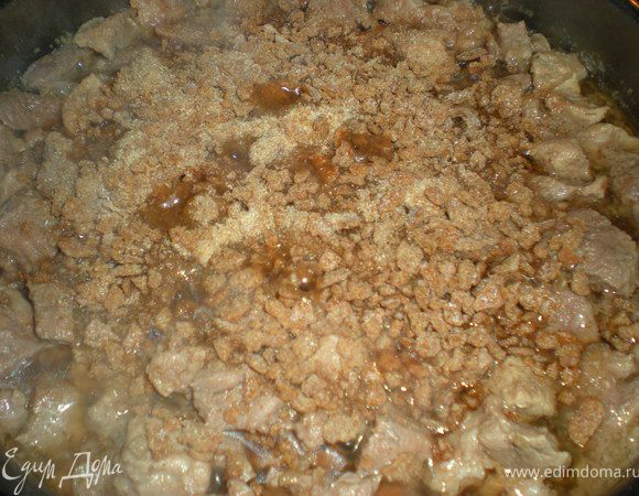 Полученные крошки высыпать в кастрюлю с мясом и вылить оставшееся пиво.Тушить ещё минут 15.