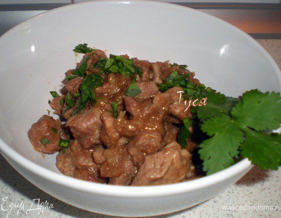 Петрушку мелко нарубить.Выложить мясо на блюдо,полить образовавшимся соусом и посыпать зеленью.
Угощайтесь!!!