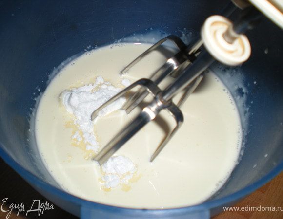 Сливки взбить с 2 ст.ложками сахара.