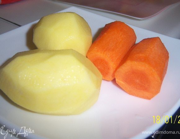 морковь и картошку очистить и отварить.