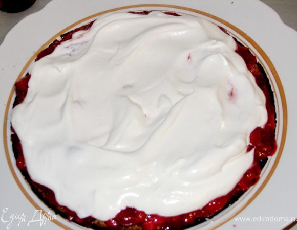 Сверху 1/3 часть сливочного крема.