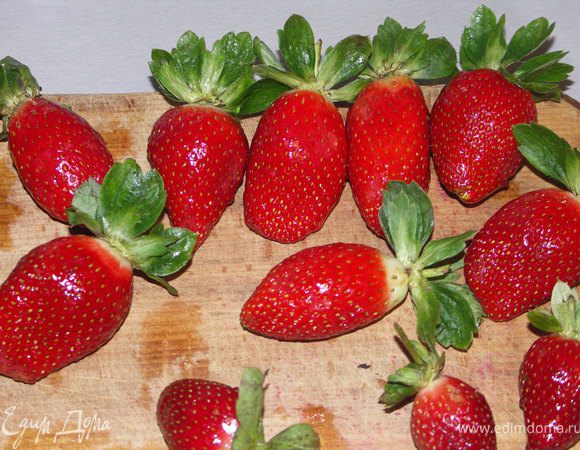 Тем временем подготовим клубнику.Нам понадобится немного прозрачного желе для тортов.Развести его немного жиже чем указанно в инструкции и кисточкой обмазать клубнички.Целые или кусочки,в зависимости от того как вы решили украшать торт.