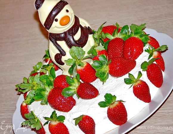 Можно украсить торт обмазав равномерно чуть более плотно взбитыми сливками с пудрой и половинками(по бокам) и целыми(сверху) ягодами клубники.