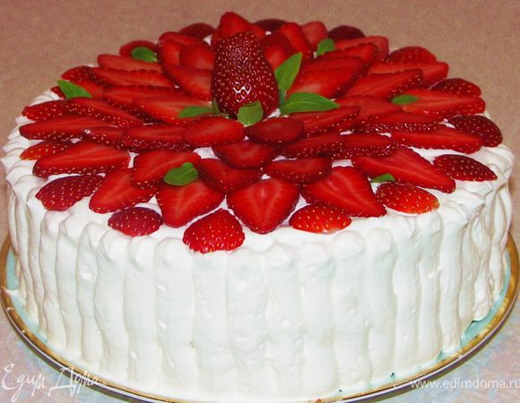 Можно бока украсить сливками(при помощи кондитерского шприца),а верх торта выложить пластинками клубники.