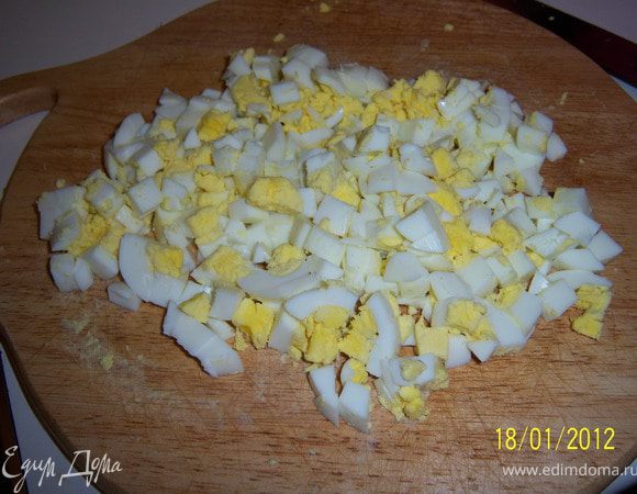 ...яйца сварить вкрутую, очистить от скорлупы и тоже нарезать кубиками.