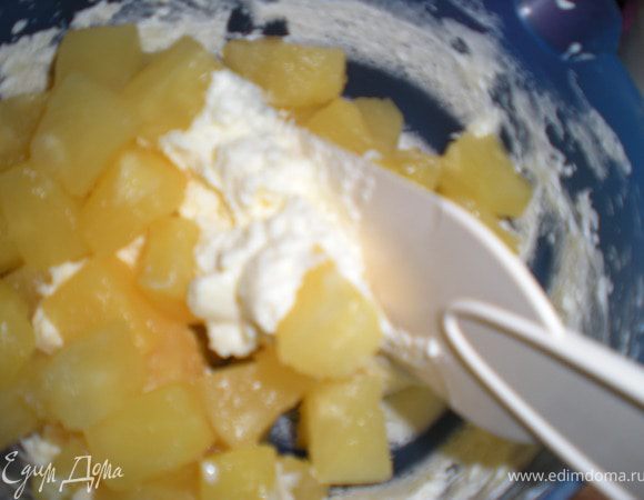 Смешать с остывшими ананасами и убрать в холодильник.