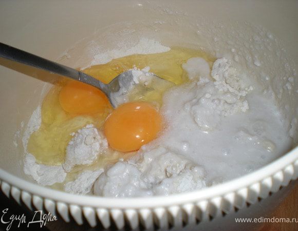 Готовим блинчики: муку просеять добавить кокосовое молоко,яйца и сахарную пудру.Тщательно перемешать.
В самом конце подмешать растопленный маргарин 2 ст.ложки.