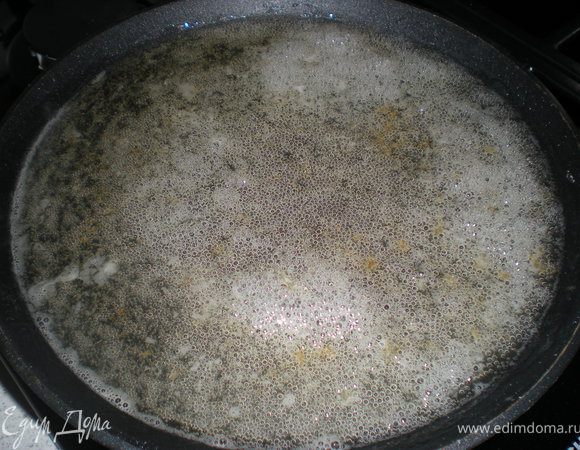 Затем развести ананасовым соком и уварить до получения сиропа.У меня получился густой сироп,который при остывании превратился в карамельки.