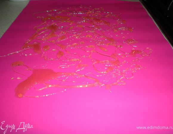 У меня получился густой сироп,который при остывании превратился в карамельки.Я накапала сироп на силиконовый коврик и мы их слопали просто как леденцы.Карамельки получились очень вкусными))