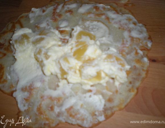 На каждый блин выложить начинку.