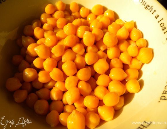 По истечении времени воду слить, горох промыть и залить новой водой. Воды должно быть столько, чтобы горох покрыть и еше выше на 2-3 см. Поставить на огонь, довести до кипения, снять пену шумовкой и прокипятить около 3-5 минут (максимум).