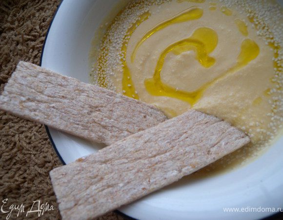 При подаче влить пасту на глубокую миску, по кругу полить оливковым маслом (густо). Посыпать немного целого кунжута. Подавать с хлебцами. Вкуснятина!!!!!!!!!!!!!! 