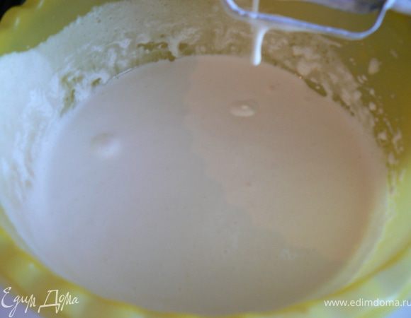 Яйца взбить миксером до получения пены, добавить сахар и еще раз взбить.