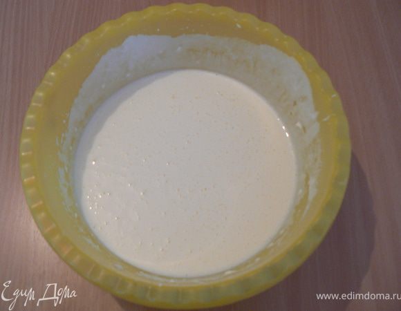 В яичную массу ввести сметану и размягченный маргарин, взбить миксером