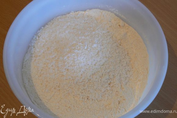 Муку соединить с разрыхлителем,туда же добавить, ванильный сахар, и кокосовую стружку, аккуратно перемешать ложкой.