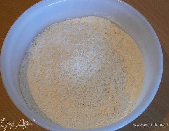 Муку соединить с разрыхлителем,туда же добавить,  ванильный сахар, и  кокосовую стружку, аккуратно перемешать ложкой.