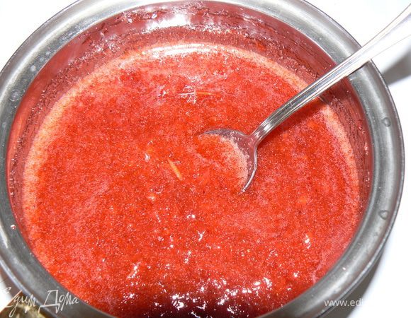 Пока печется пирог, делаем клубничную глазурь,ставим клубничную массу на огонь, доводим до кипения и добавляем манку, перемешиваем и варим около 5-7 минут на медленном огне до загустения.
