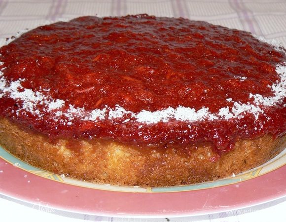 Когда пирог будет готов, выкладываем на него клубничный массу, разравниваем и убираем опять в разогретую духовку на 5-7 минут.