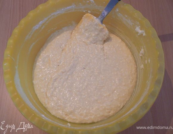 соединить мучную смесь с яично-сметанной,перемешать