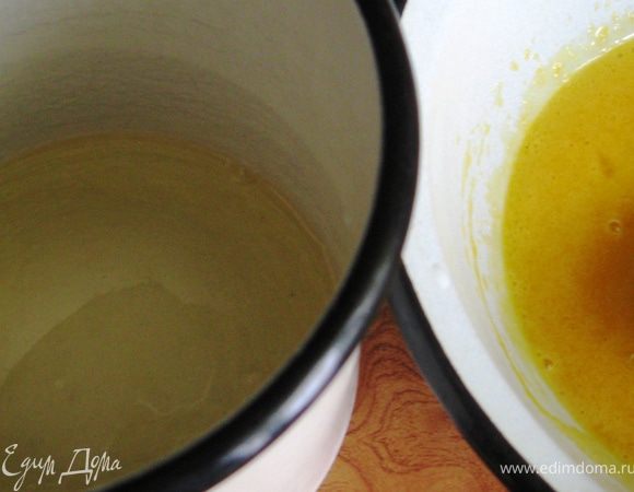 Белки отделяем от желтков. Желтки растираем с сахаром. Добавляем молоко.