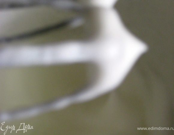 Белки с щепоткой соли взбиваем в густую пену. Аккуратно соединяем с желтками и молоком. 