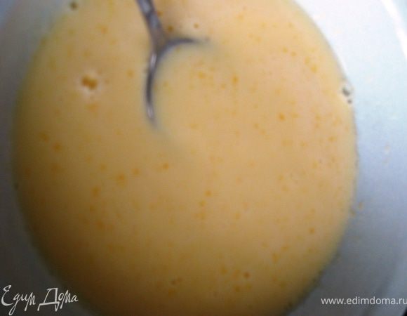 Муку просеиваем ОБЯЗАТЕЛЬНО, добавляем гашенную соду и тоненькой струйкой вводим «жидкую» часть теста. Густоту теста регулируем молоком или мукой. Теперь добавляем растительное масло.  