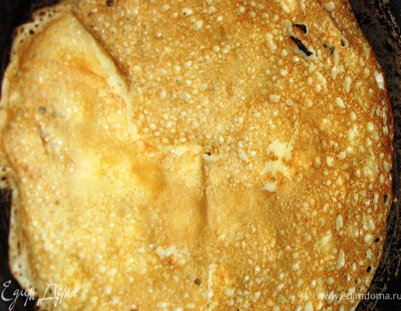 Сковорода должна быть раскаленной. Первый раз смазываем маслом сковороду. Печем тоненькие блинчики.