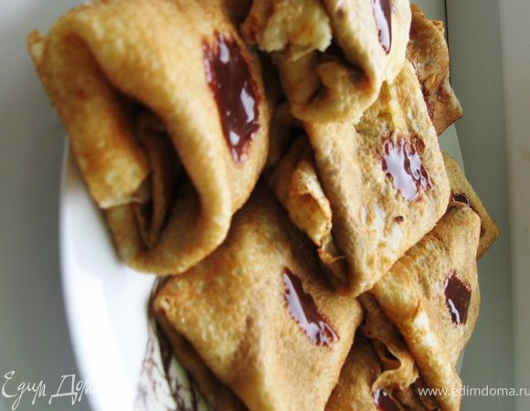 Блинчики начиняем и складываем по желанию- трубочкой, конвертиком, треугольником или просто пополам. Желательно подавать, так сказать, с пылу с жару.=)