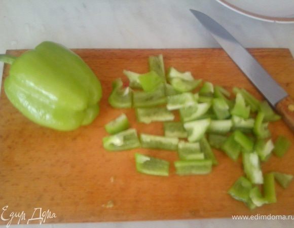 Зеленый перец моем, достаем сердцевину и очищаем от семян. Режим средними брусочками.