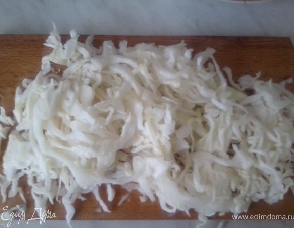 Капусту моем и шинкуем.