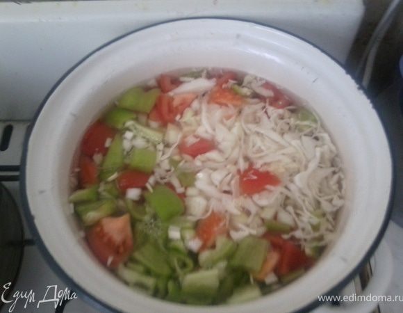 Все овощи слаживаем в кастрюлю заливаем минеральной водой без газа и ставим на маленький огонь с закрытой крышкой. Варить, пока овощи не станут мягкими. Когда блюдо готово - ложим соль и зелень петрушки. Приятного аппетита!