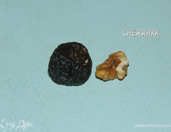 Затем хорошо моем чернослив. Находим в нем дырку, из которой вынималась косточка. На каждую штуку чернослива потребуется где-то половинка ореха.