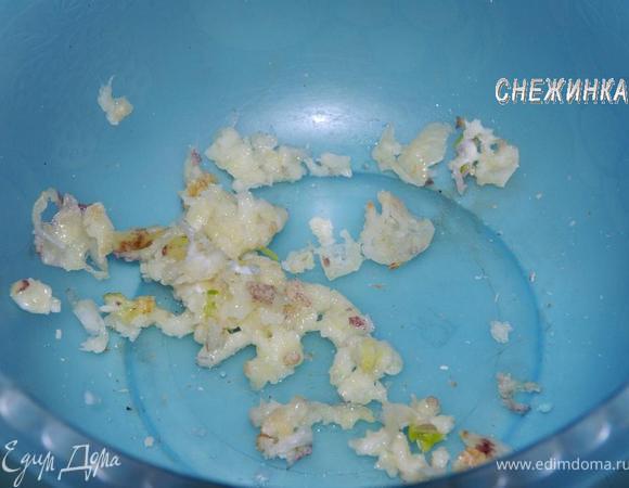 Готовим заливку. Чеснок чистим, измельчаем через пресс (можно и мелко порезать). Кладем в мисочку.