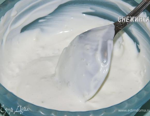 Добавляем сметану и майонез, перемешиваем.