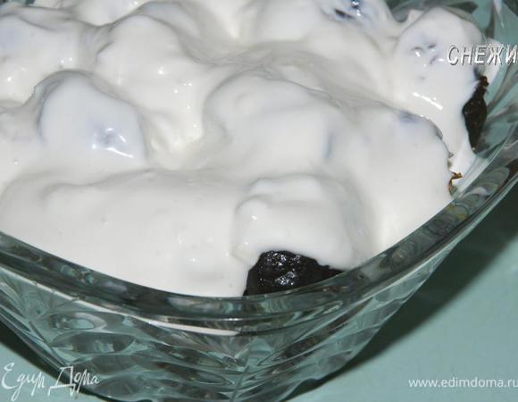 Сверху он должен полностью быть покрыт заливкой. Оставляем настаиваться в холодильнике минимум на сутки, можно двое суток.