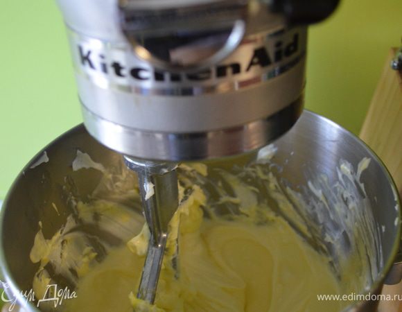  Маcло и сыр вынуть из холодильника заранее, чтобы они были комнатной t°.
 Отделить желтки от белков.
Белки взбить в пену, добавить сахар, щепотку соли и взбить до твердых пиков. 
Смешать в миске сливочный сыр и масло,  взбить их миксером на самой низкой  скорости до получения однородного крема.
 Не прекращая мешать, добавить лимонный сок и по одному желтки.
