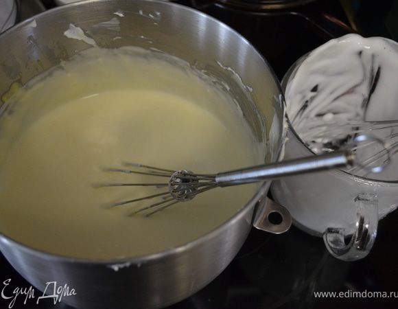 Влить молоко, размешать. Муку смешать с крахмалом, добавить  к массе и осторожно размешать. 
 Осторожно вмешать белки круговыми движениями снизу вверх.
