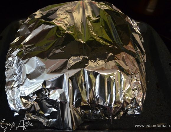 Разъемную форму для торта диаметром 26 см выстелить бумагой для выпечки, а с внешней стороны обернyть ее в несколько слоев фольги (как минимум 3). 
 В подготовленную форму влить смесь для торта. 
 Разогреть духовку до 150 °С. Вскипятить ~1,5 л воды. 
 Поставить форму в глубокий противень и так в духовку,  налить в противень горячую воду  до половины уровня формы.
 Выпекать 60 мин. Духовку ни в коем случае не открывать! 
