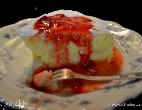 Сразу вынуть торт из духовки, снять с формы фольгу и обод. Снять с боков бумагу. Остудить.
 Остывший  торт по желанию посыпать сахарной пудрой, подавать с теплым  сливовым соусом (повидло слегка подогреть на слабом огне и развести  сливовым вином). 
/Я использовала простое домашнее клубничное варенье,которое слегка разогрела в микроволновке./