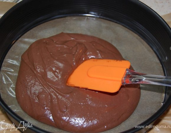 Разделить тесто на 2 части. Одну часть выложить в форму (26см), застелив предварительно пергаментом.