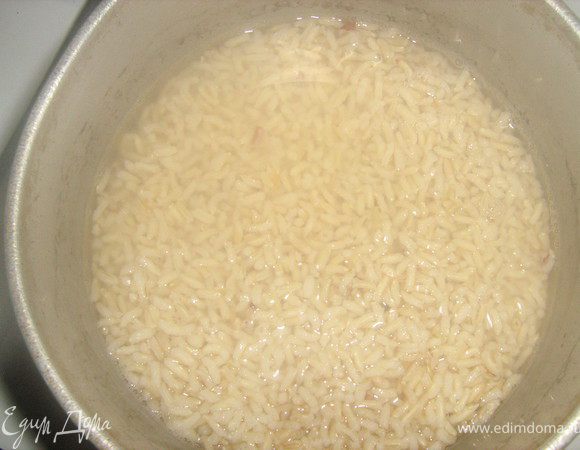 Рис отварить почти до готовности.