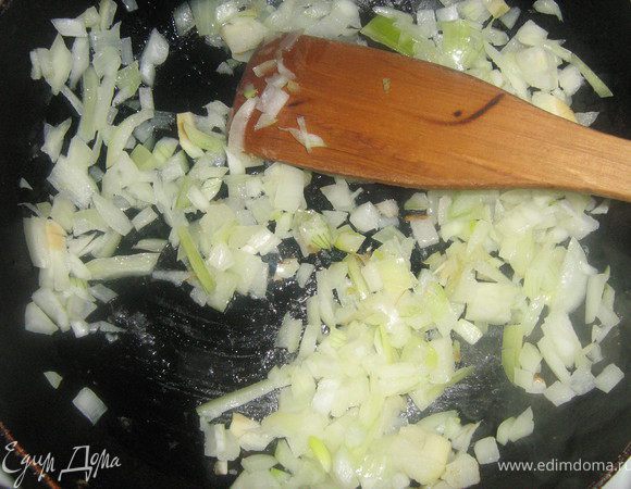 Лук мелко порезать, обжарить на растительном масле